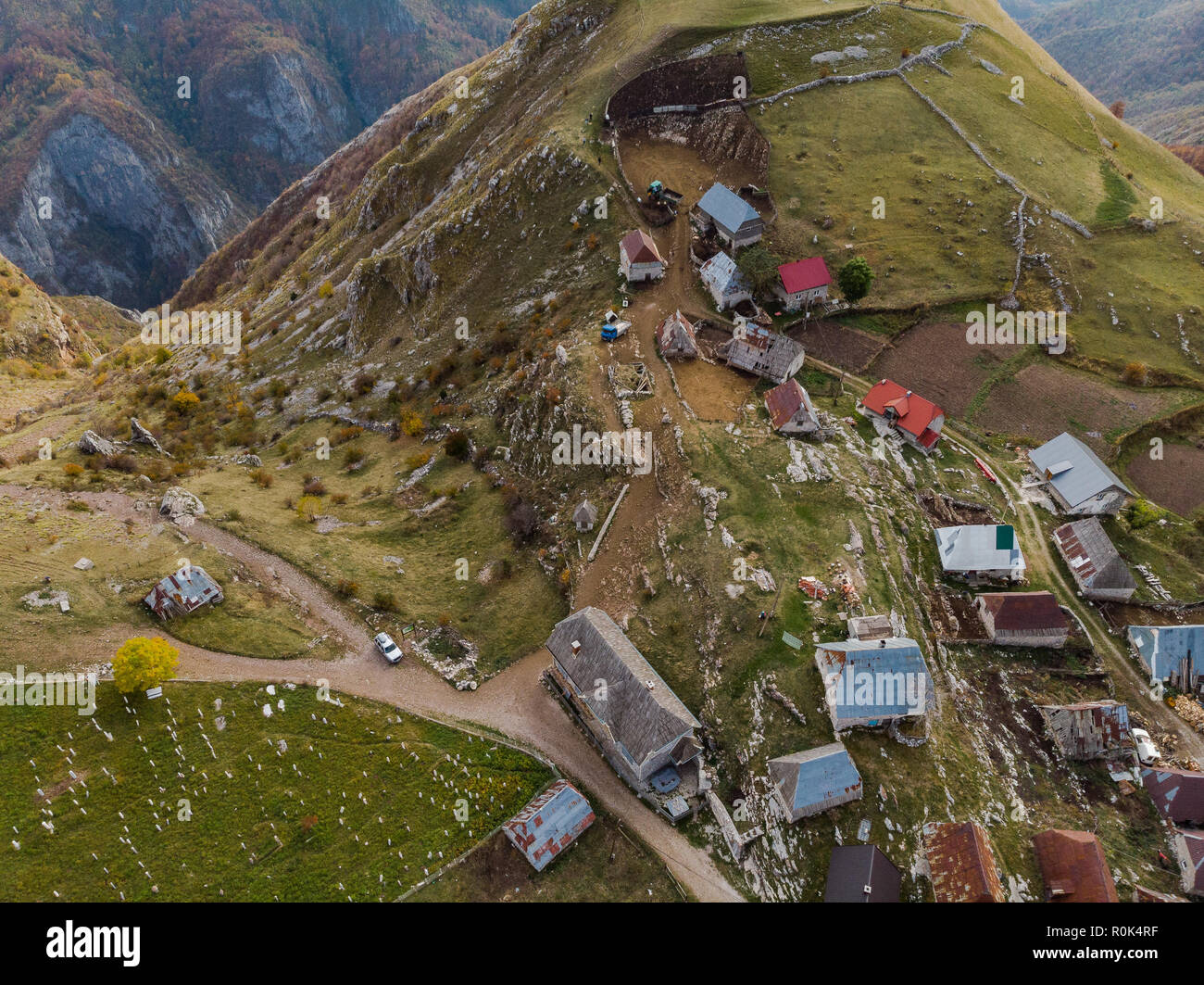Luftaufnahme über Lukomir Dorf in Bosnien. Stockfoto