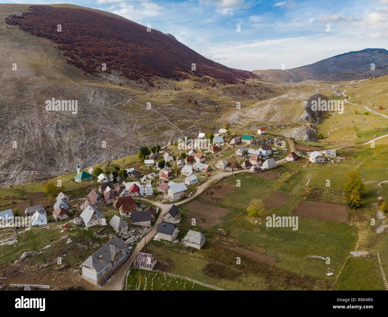 Luftaufnahme über Lukomir Dorf in Bosnien. Stockfoto
