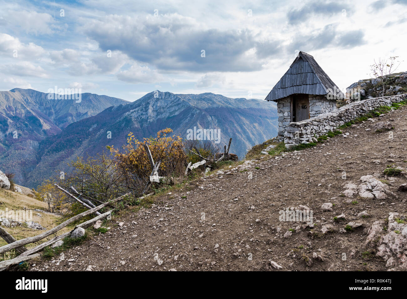 Outdoor Toilette mit Aussicht in Lukomir, abgelegenen Dorf in Bosnien. Stockfoto