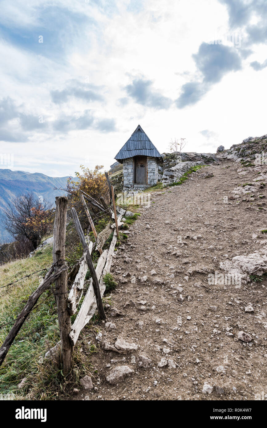 Stone wc in Lukomir, abgelegenen Dorf in Bosnien. Stockfoto