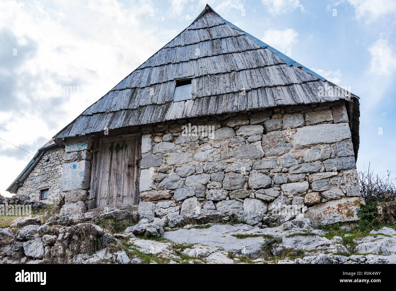Häuser aus Stein Lukomir, abgelegenen Dorf in Bosnien und Herzegowina Stockfoto