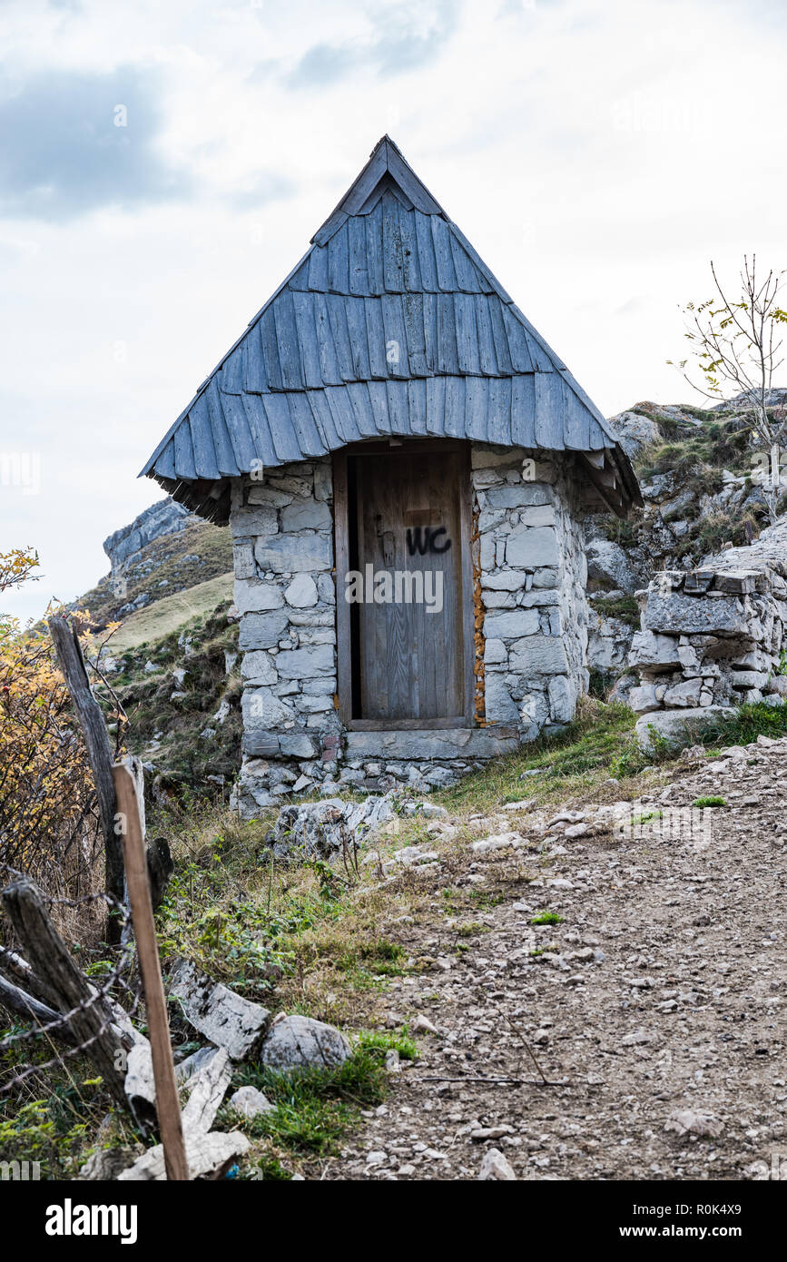 Stone wc in Lukomir, abgelegenen Dorf in Bosnien. Stockfoto
