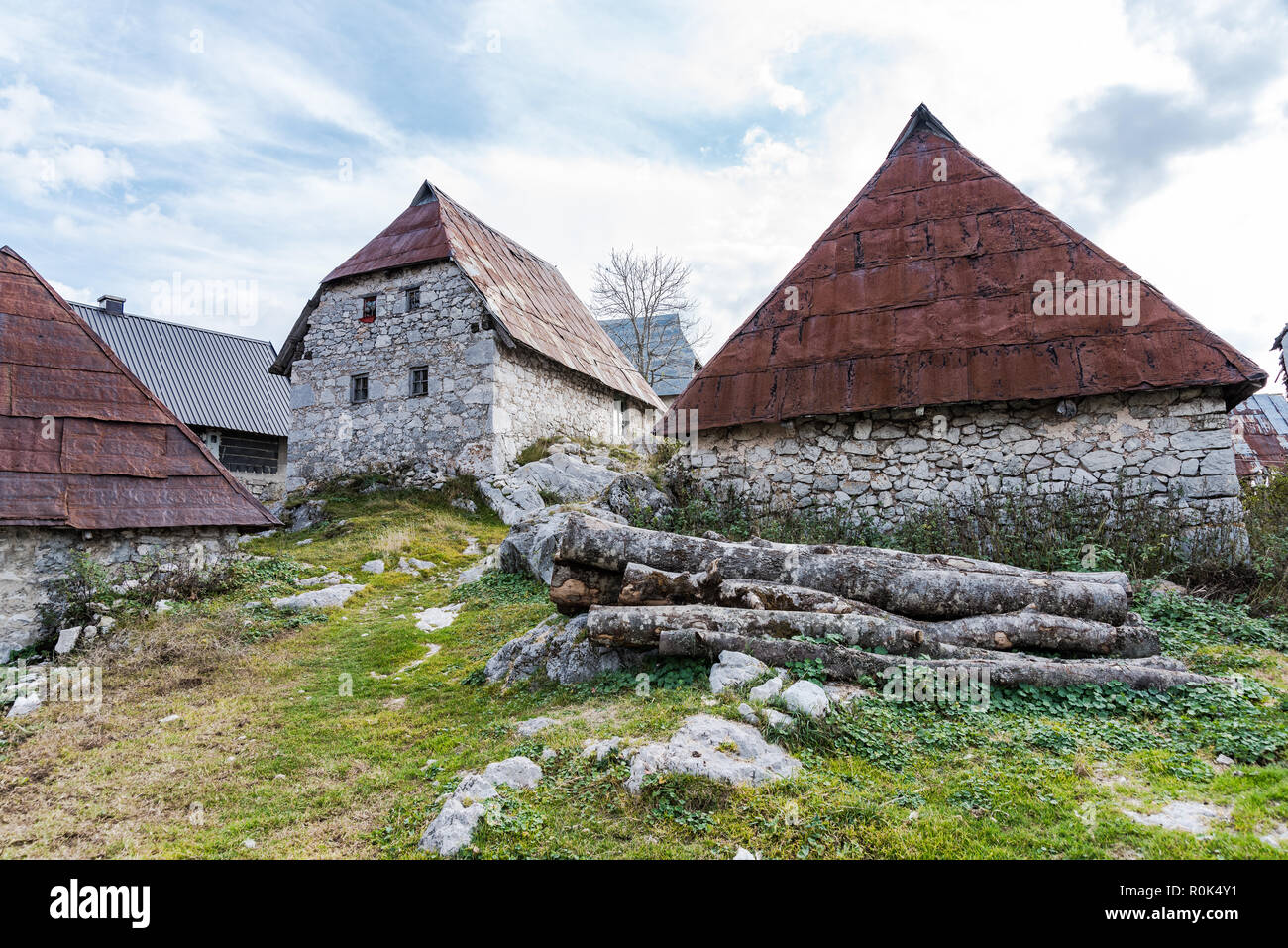 Häuser aus Stein Lukomir, abgelegenen Dorf in Bosnien und Herzegowina Stockfoto