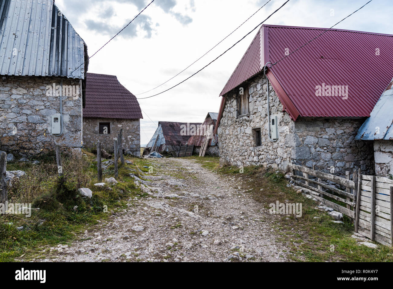 Häuser aus Stein Lukomir, abgelegenen Dorf in Bosnien und Herzegowina Stockfoto