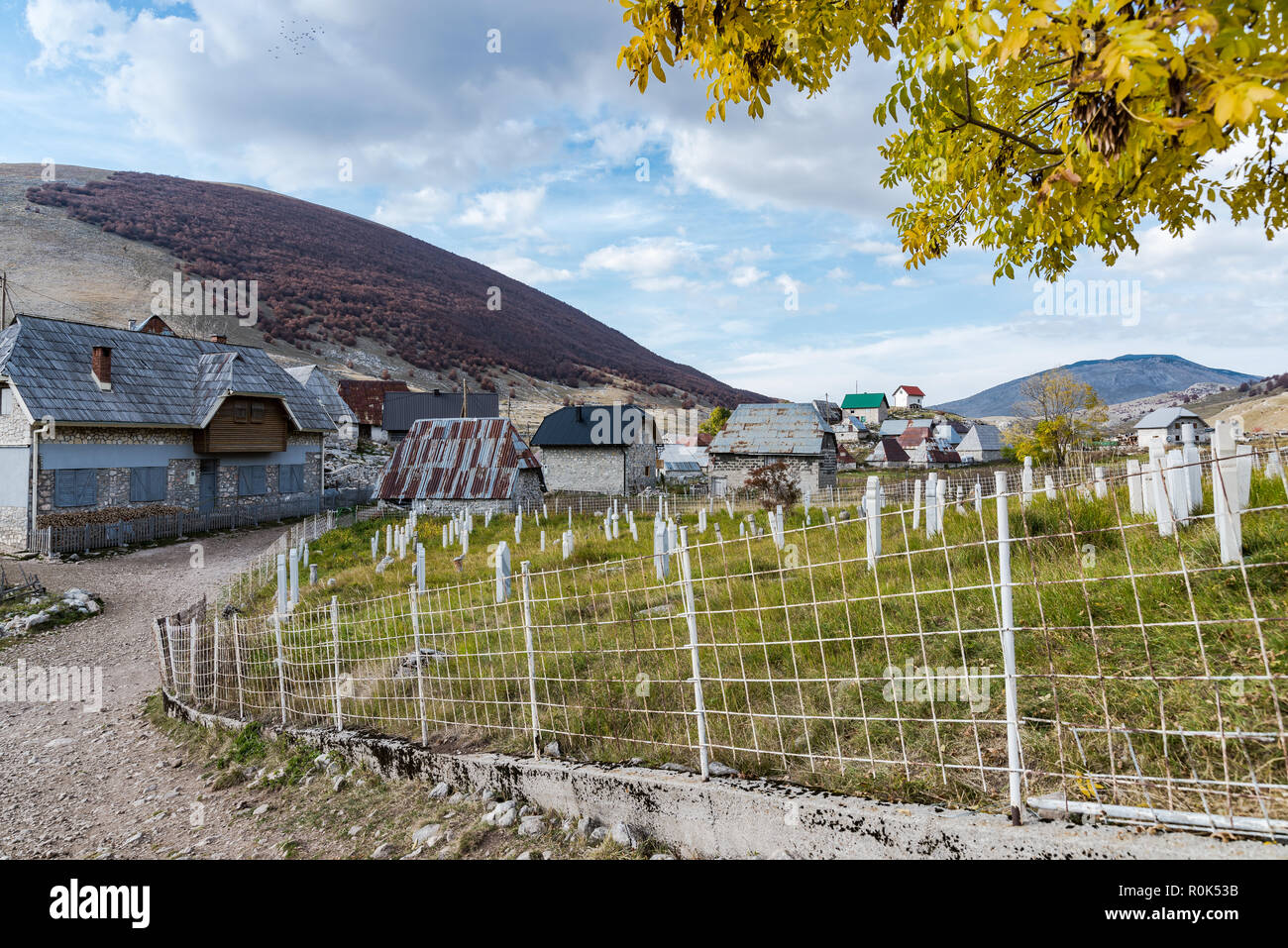 Muslimischer Friedhof in Lukomir, Bosnien und Herzegowina. Stockfoto