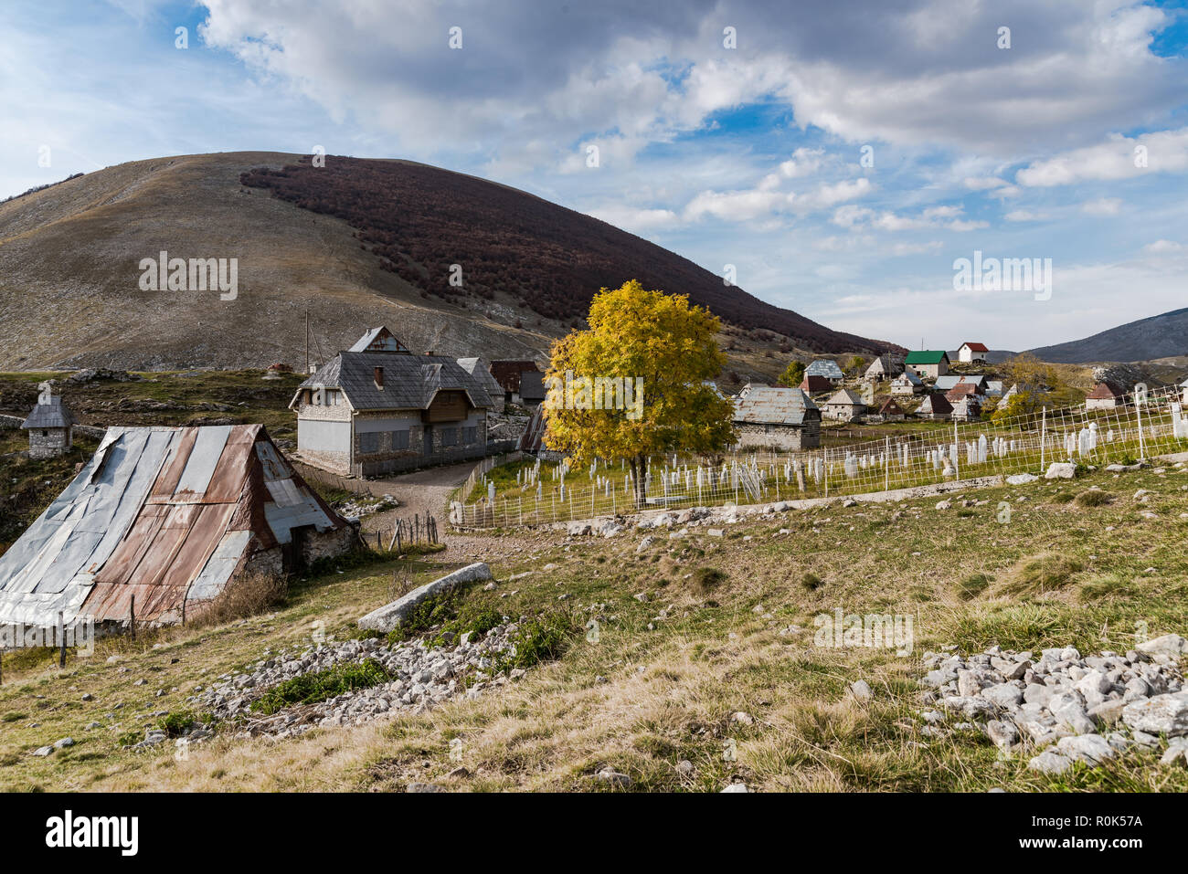 Blick über letzte Bosnien Dorf Lukomir in entfernten Berge. Stockfoto
