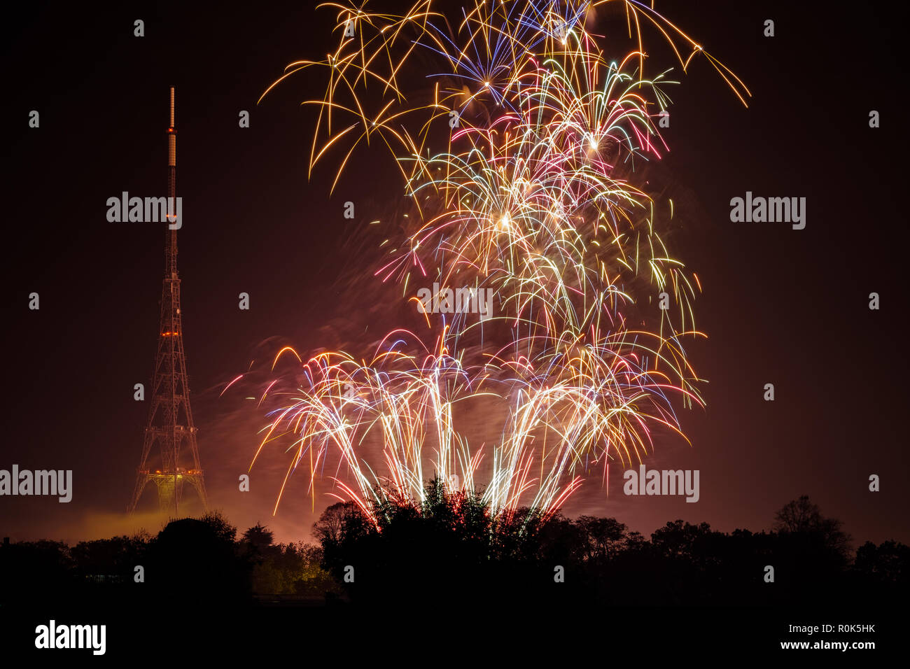 Blick auf das Feuerwerk, Crystal Palace Park und Sendestation (TV-Sender) am Lagerfeuer Nacht, der 5. November, erinnern, Guy Fawkes Stockfoto