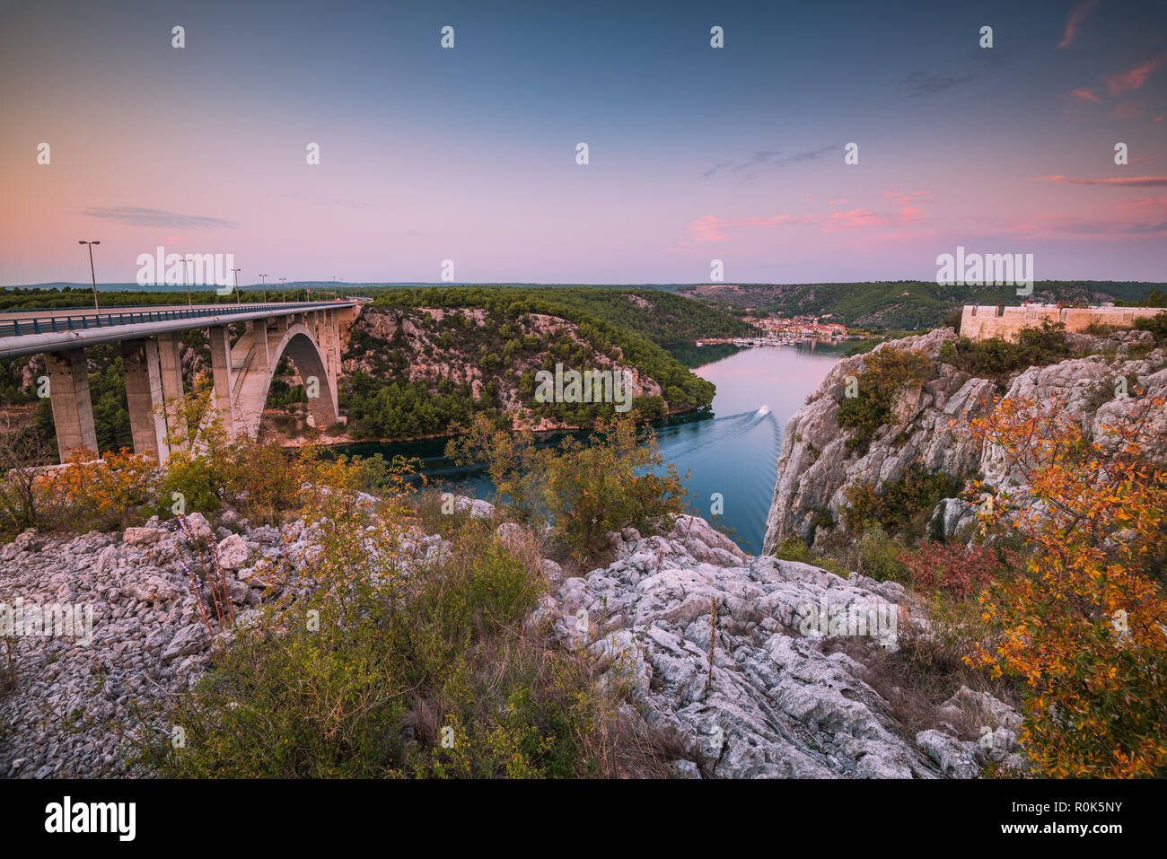 Sibenik Brücke über den Fluss Krka leuchtet an der blauen Stunde, in der Nähe von Skradin Dorf in Kroatien. Stockfoto