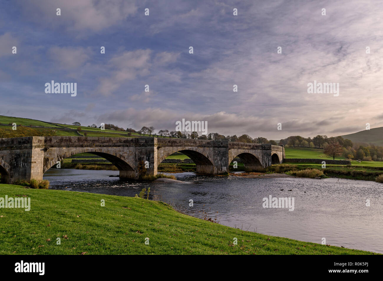 Brücke über den River Wharfe an Burnsall in den Yorkshire Dales Stockfoto