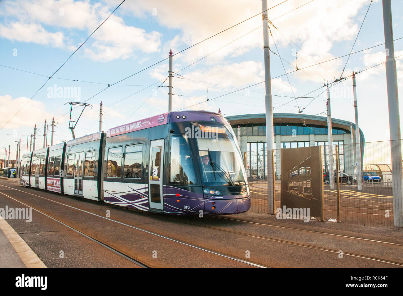 Blackpool Tram 010 verlassen Blackpool Starr Tor Endstation für Fleetwood Ferry Terminus einer Entfernung von ca. 11 Meilen. Lancashire England Großbritannien Stockfoto