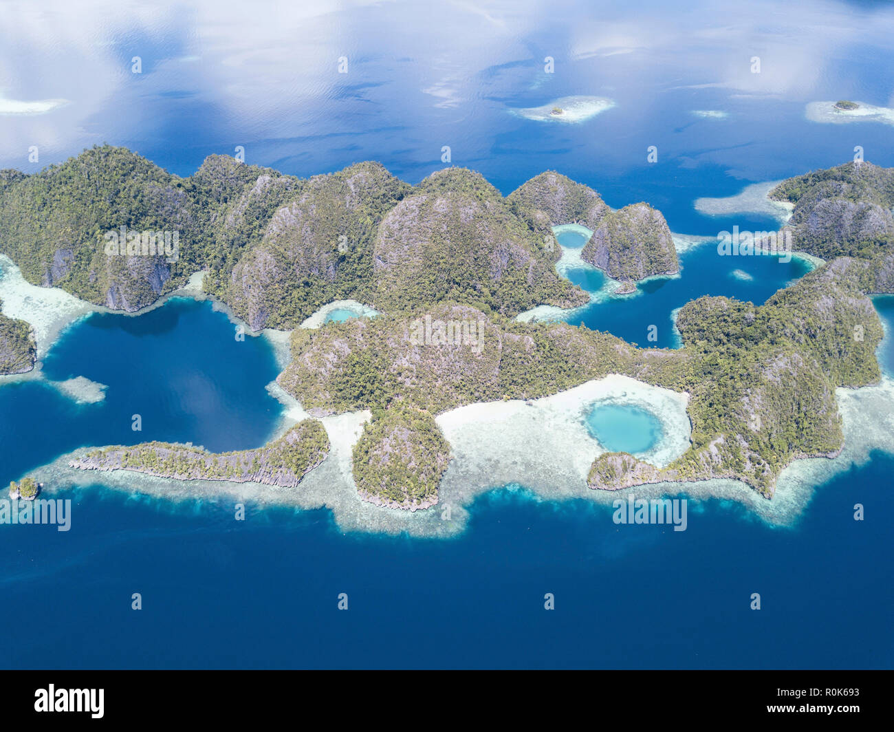 Luftaufnahme der Kalkstein Inseln in der Nähe von Misool, Raja Ampat. Stockfoto