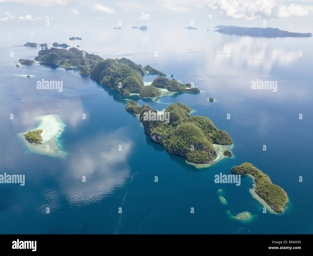 Luftaufnahme der Kalkstein Inseln in der Nähe von Misool, Raja Ampat. Stockfoto