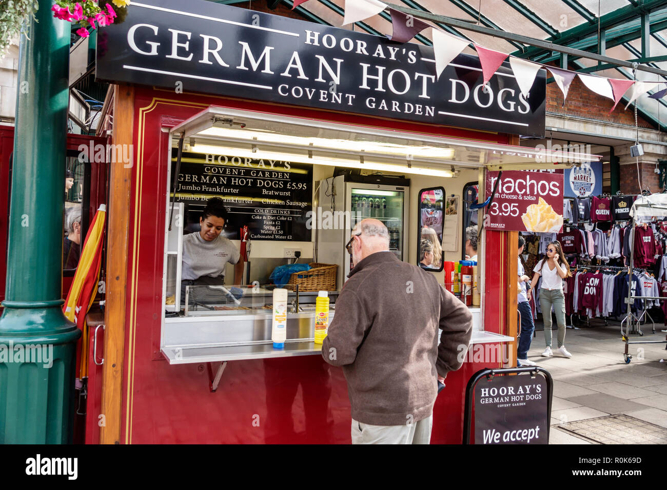 London England, Großbritannien, Covent Garden, Markt, Geschäfte, Restaurants, Unterhaltung, deutscher Hotdogs-Kiosk, Hooray's, Mann, Männer, Frau, Frauen, Großbritannien, GB, englischer Euro Stockfoto