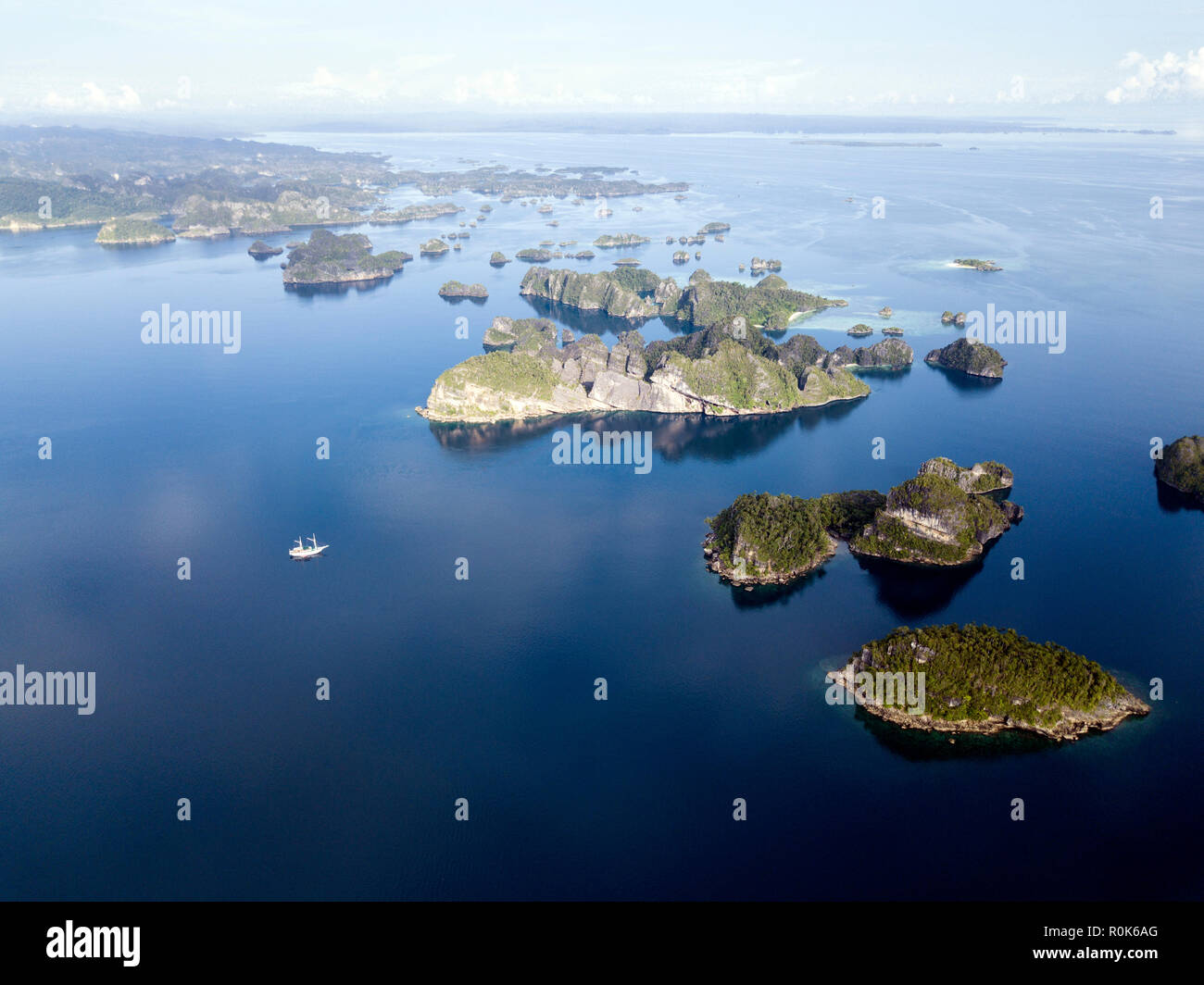 Luftaufnahme der Kalkstein Inseln in der Nähe von Misool im Norden von Raja Ampat. Stockfoto