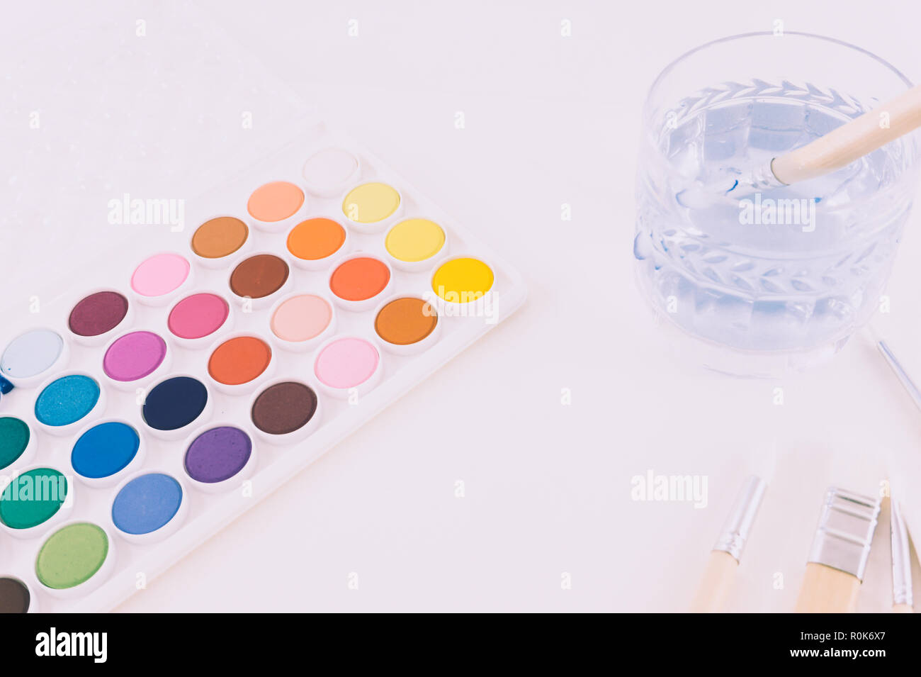 Artist's Aquarell/Aquarellfarbe und Bürsten auf einem weißen Hintergrund. Stockfoto