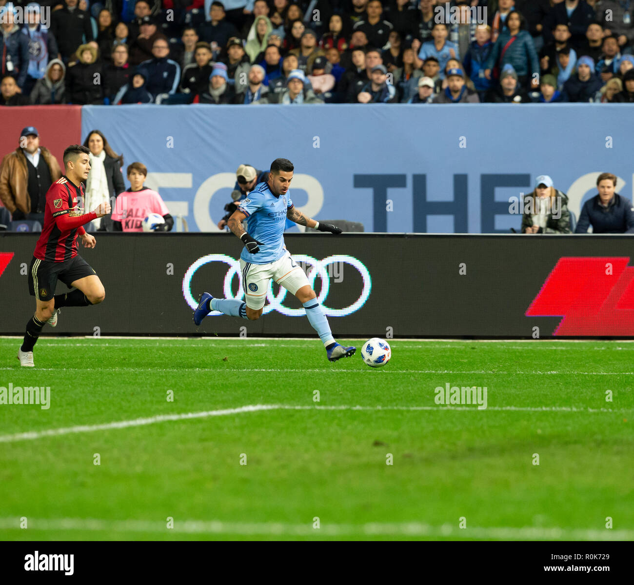 New York, Vereinigte Staaten. 04 Nov, 2018. Ronald Matarrita (22) von NEW YORK CITY FC steuert Kugel während Halbfinale, Hinspiele der Audi MLS Cup gegen Atlanta United FC am Yankees Stadion Credit: Lev Radin/Pacific Press/Alamy leben Nachrichten Stockfoto