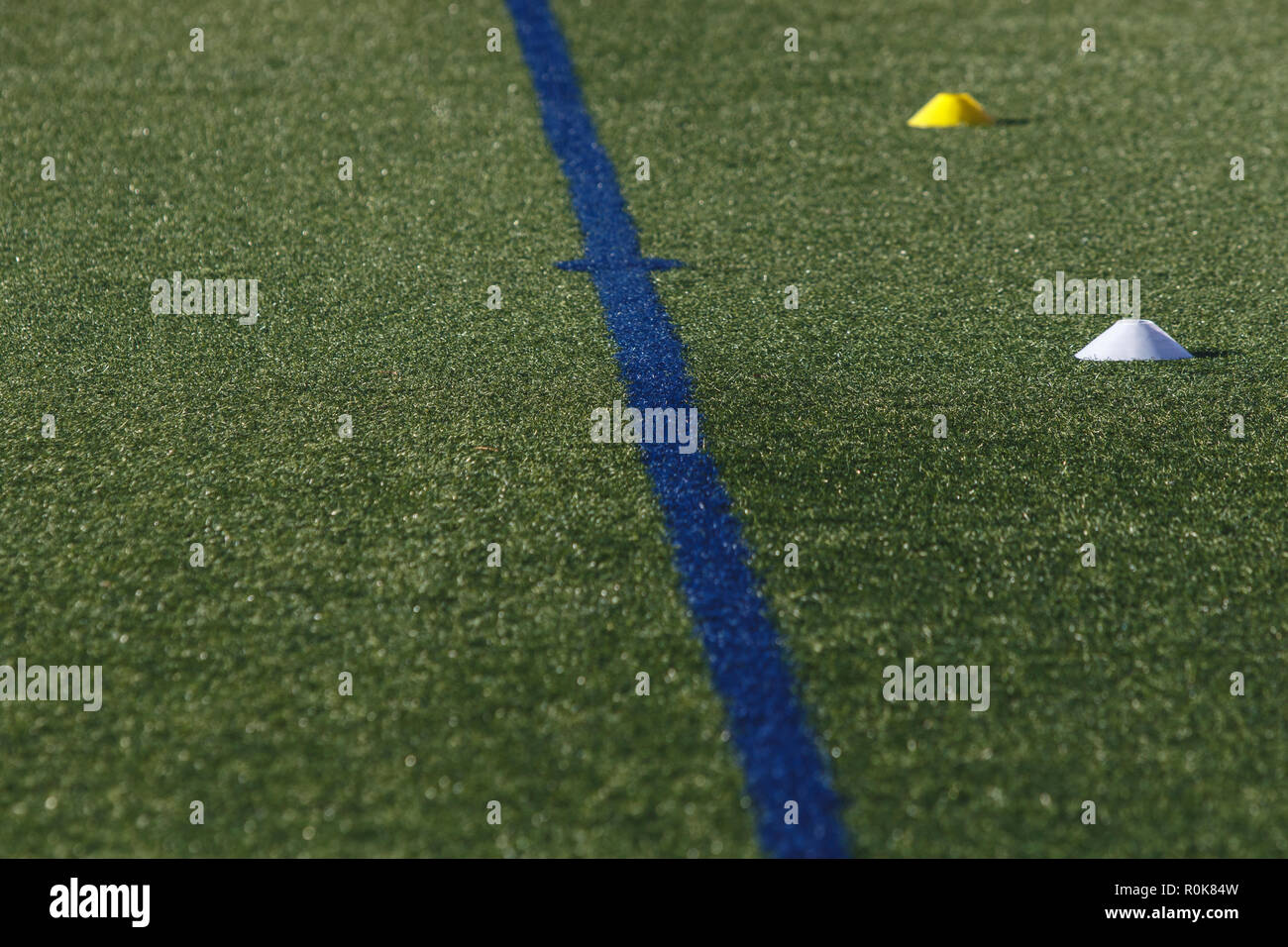 Fußball-Training Ausrüstung auf Gras. Stockfoto