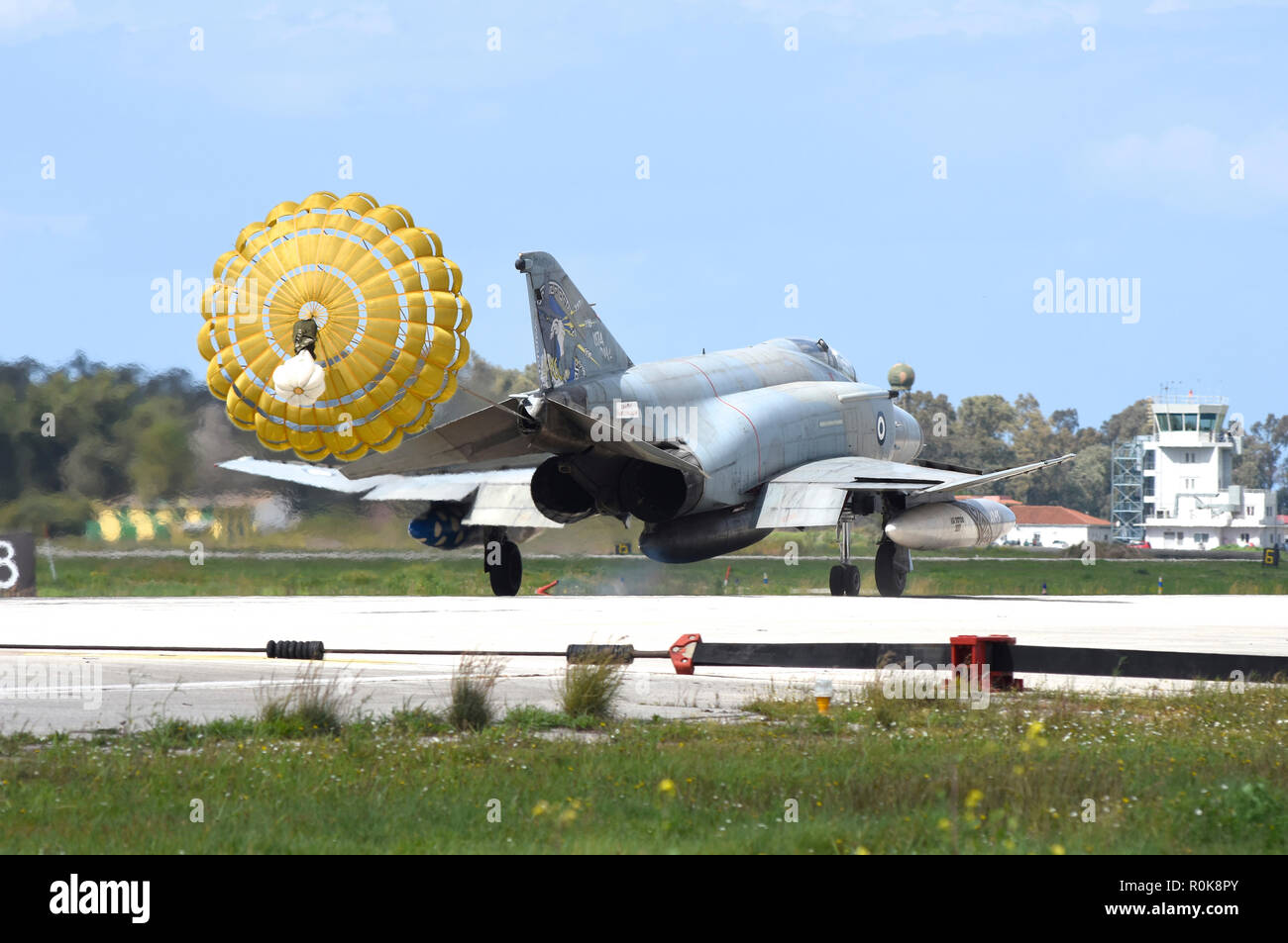 Griechische Luftwaffe F-4E Landung in Andravida Air Base, Griechenland. Stockfoto