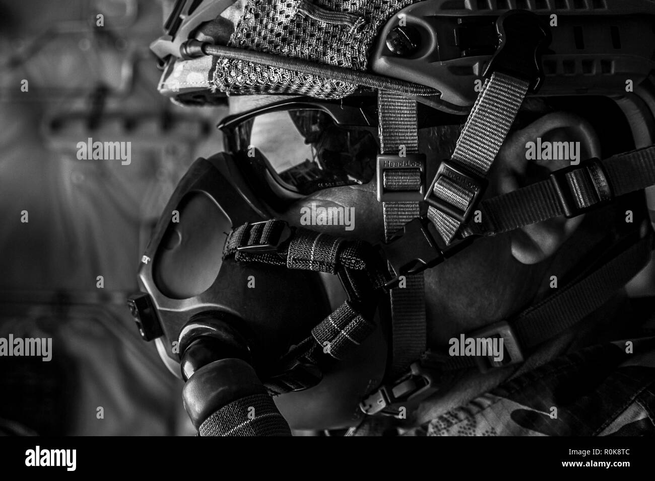 Eine Portugiesische Luftwaffe Mitglied schaut aus dem Rücken eines Flugzeuges. Stockfoto