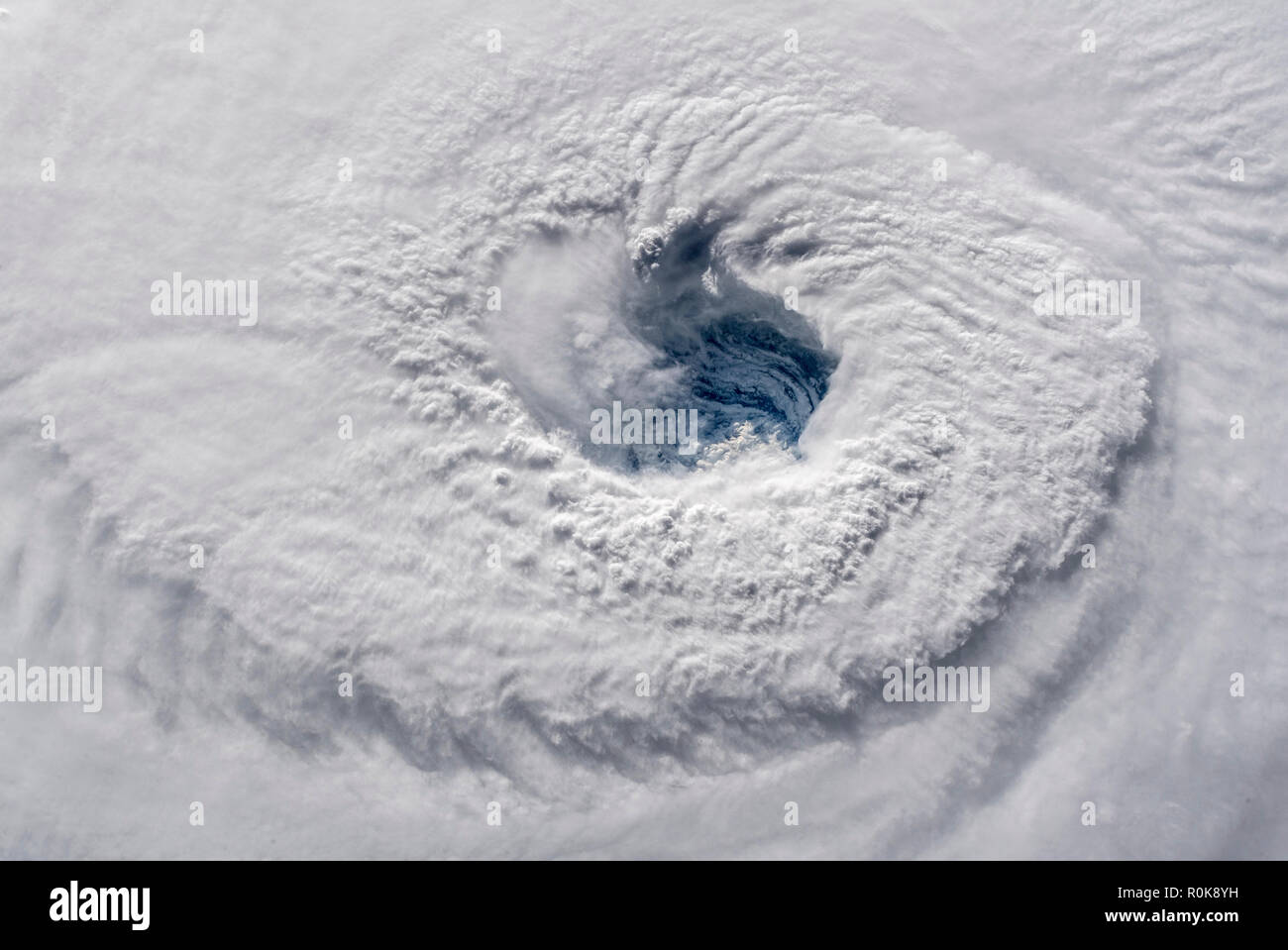 Blick aus dem Weltraum zeigt das Auge des Hurricane Florenz in den Atlantischen Ozean. Stockfoto