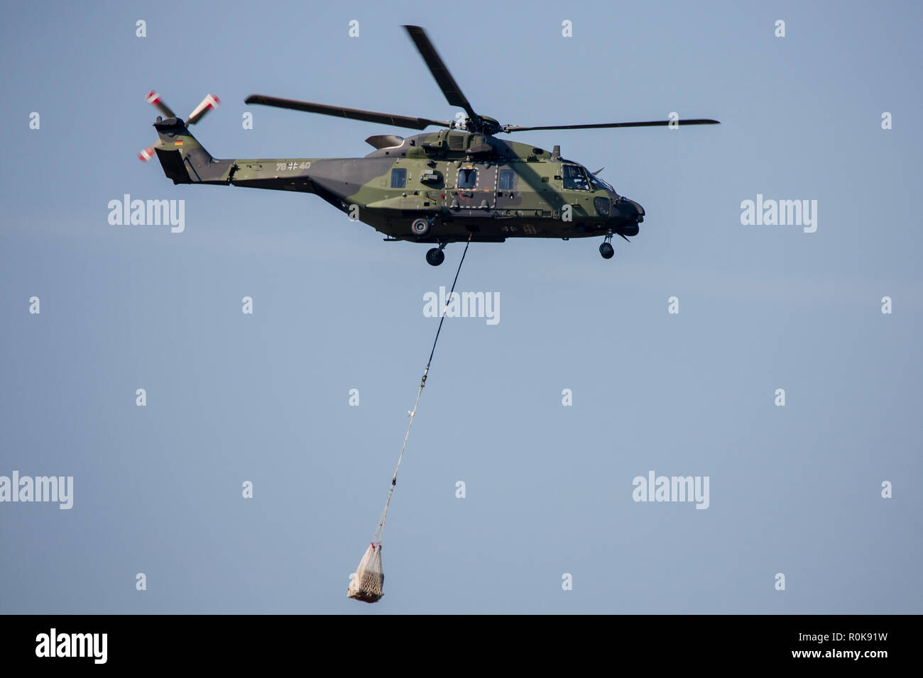 NH-90 Hubschrauber der Bundeswehr mit Schlinge laden. Stockfoto