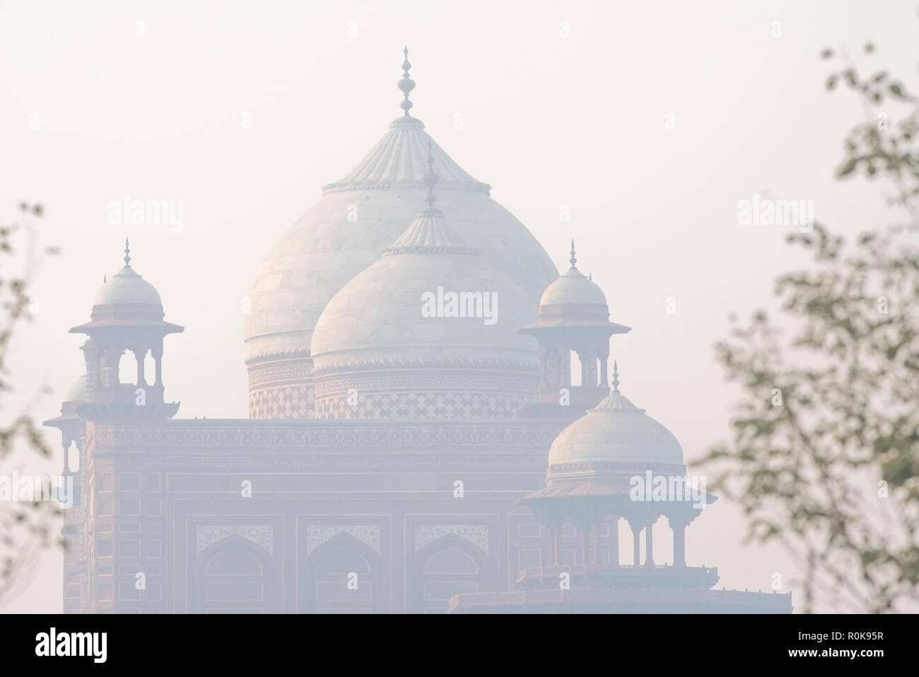 Fünf spektakuläre Kuppeln mit perfekten Bögen der Mihman Khana als Gästehaus im Taj Mahal Komplex im Winter morgens dunstige Atmosphäre bekannt Stockfoto