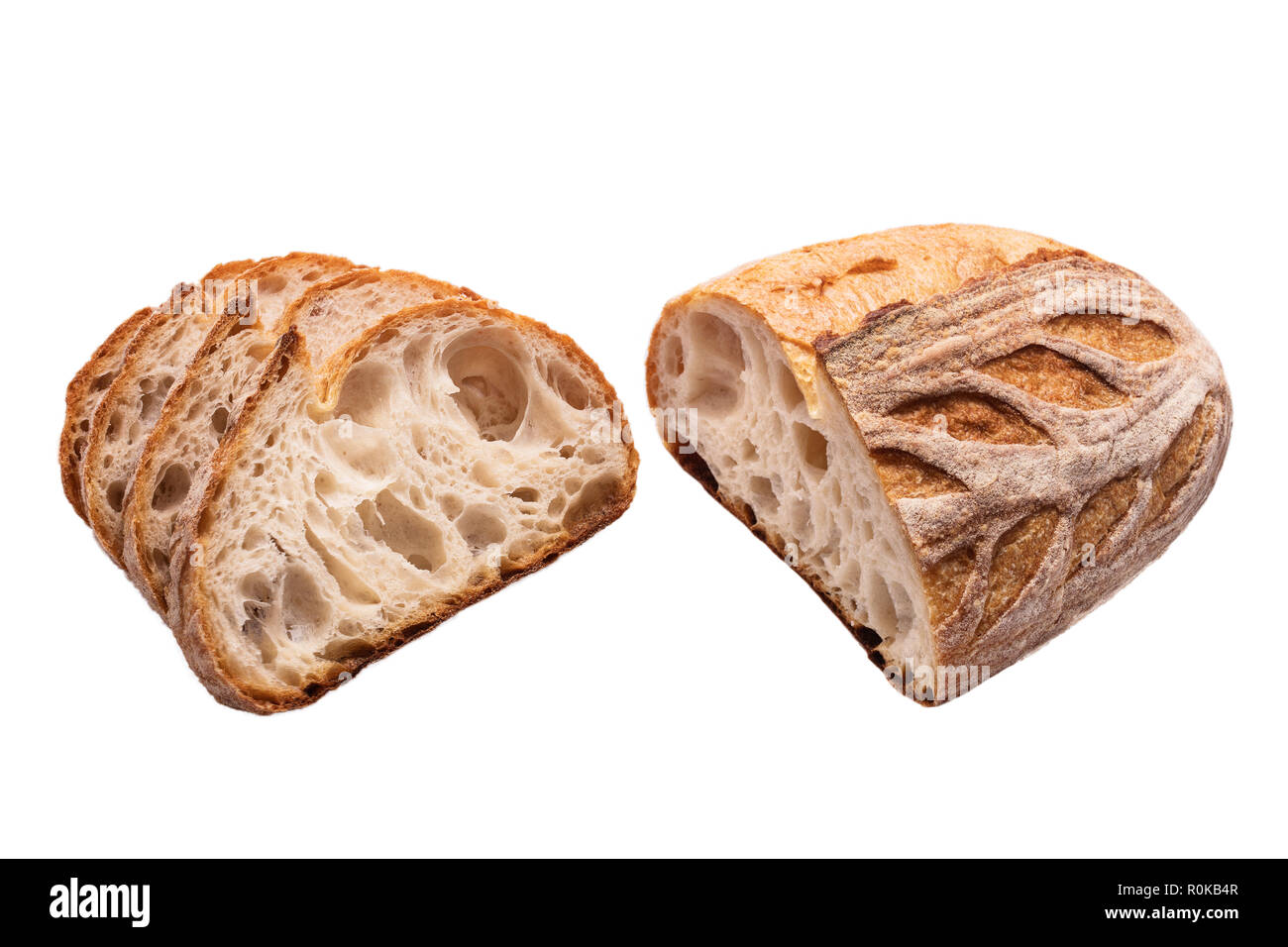 Scheibe der Sauerteig frisch gebackenes Brot auf weißem Hintergrund. Stockfoto