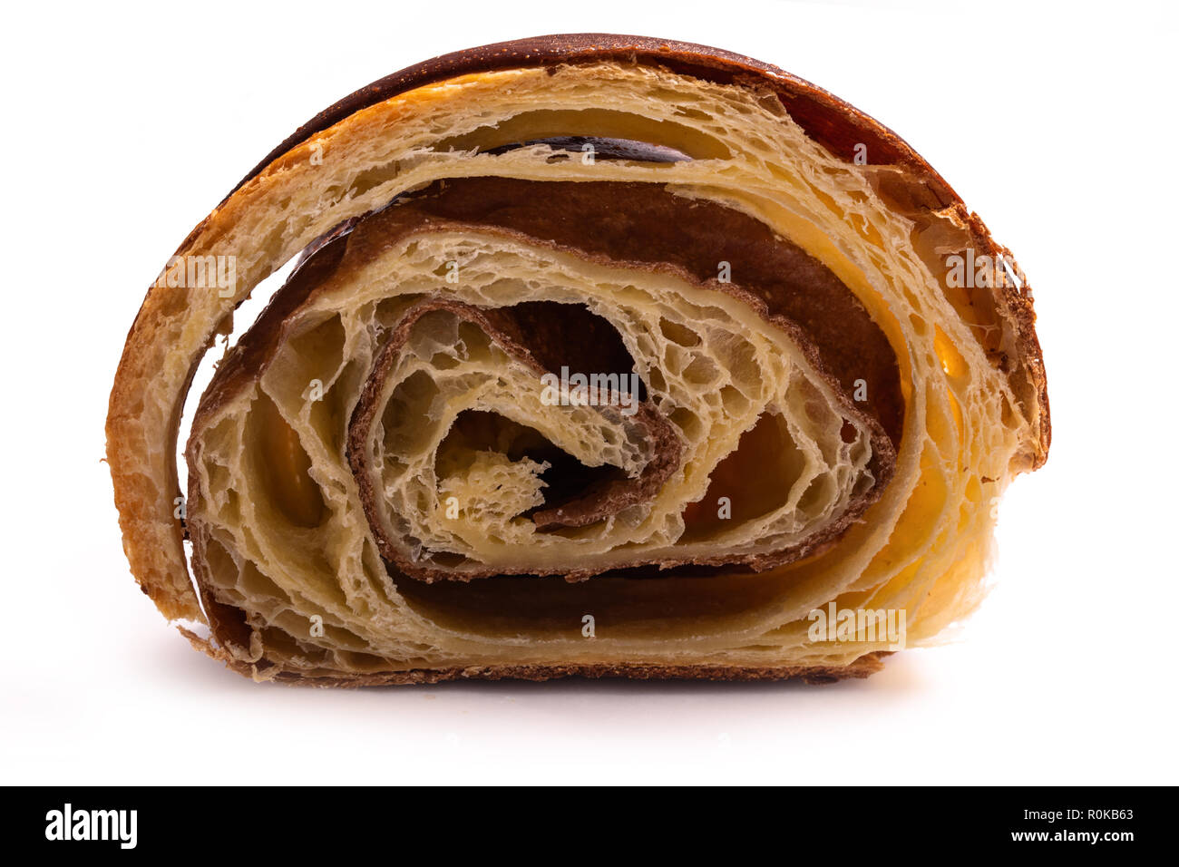 Scheibe der frisch gebackene französische Croissant mit Schokolade auf weißem Hintergrund Stockfoto