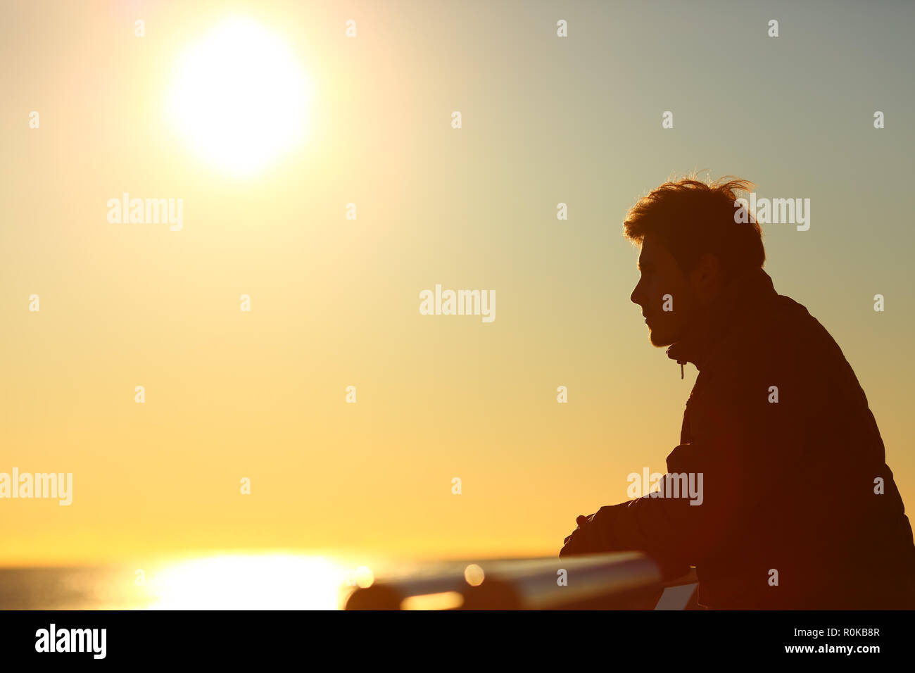 Seitenansicht Porträt eines Mannes, Silhouette, Sonnenuntergang am Strand Stockfoto