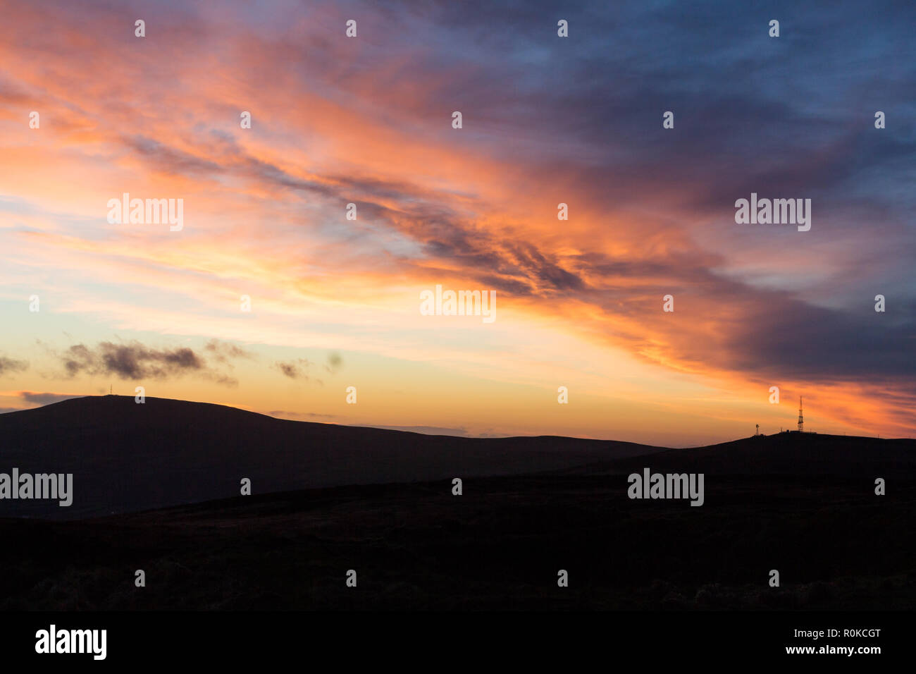 Dramatischer Sonnenuntergang über Silhouetted Belfast Hügel. Vom Gipfel der Cavehill in Richtung Divis Berg, Belfast, Nordirland, gesehen. Stockfoto