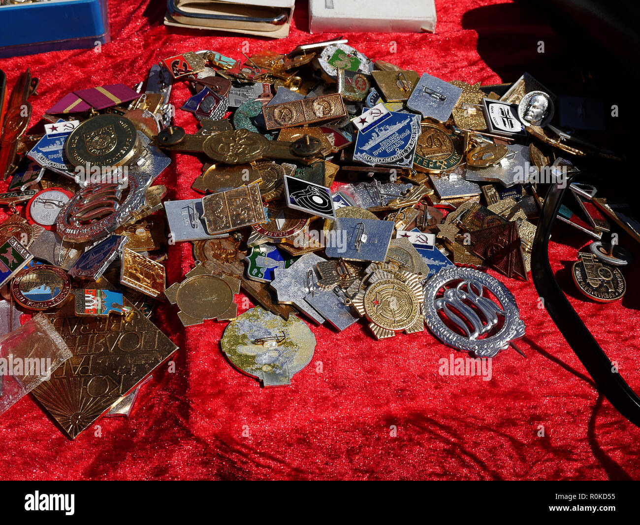 Der Sonntag Flohmarkt und Markt am Ufer der Spree in Berlin Deutschland ist wo Sie pickup Schnäppchen und Erinnerungsstücke Stockfoto