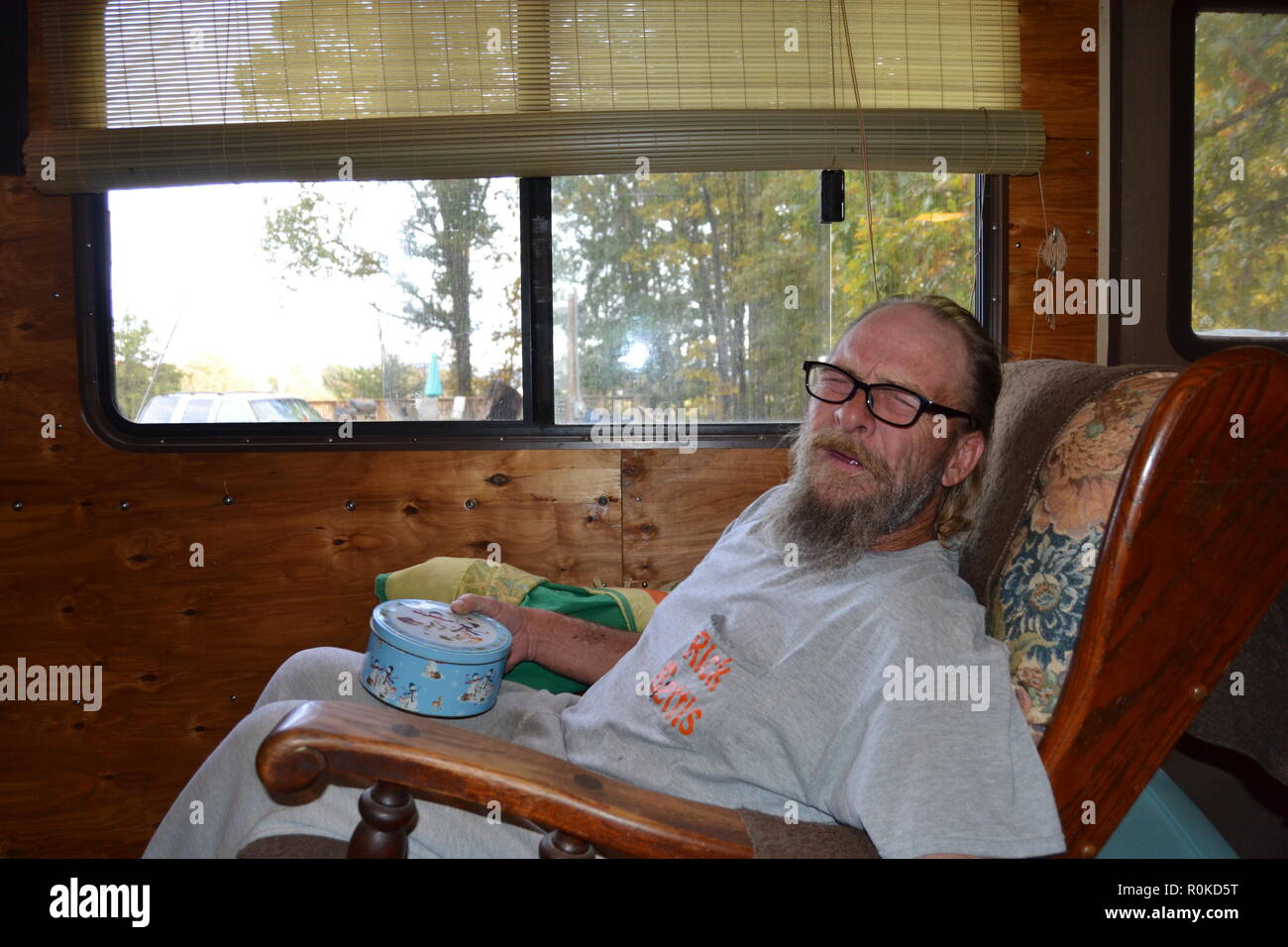 Candid Funny Face Foto eines Mannes mit Bart. Stockfoto