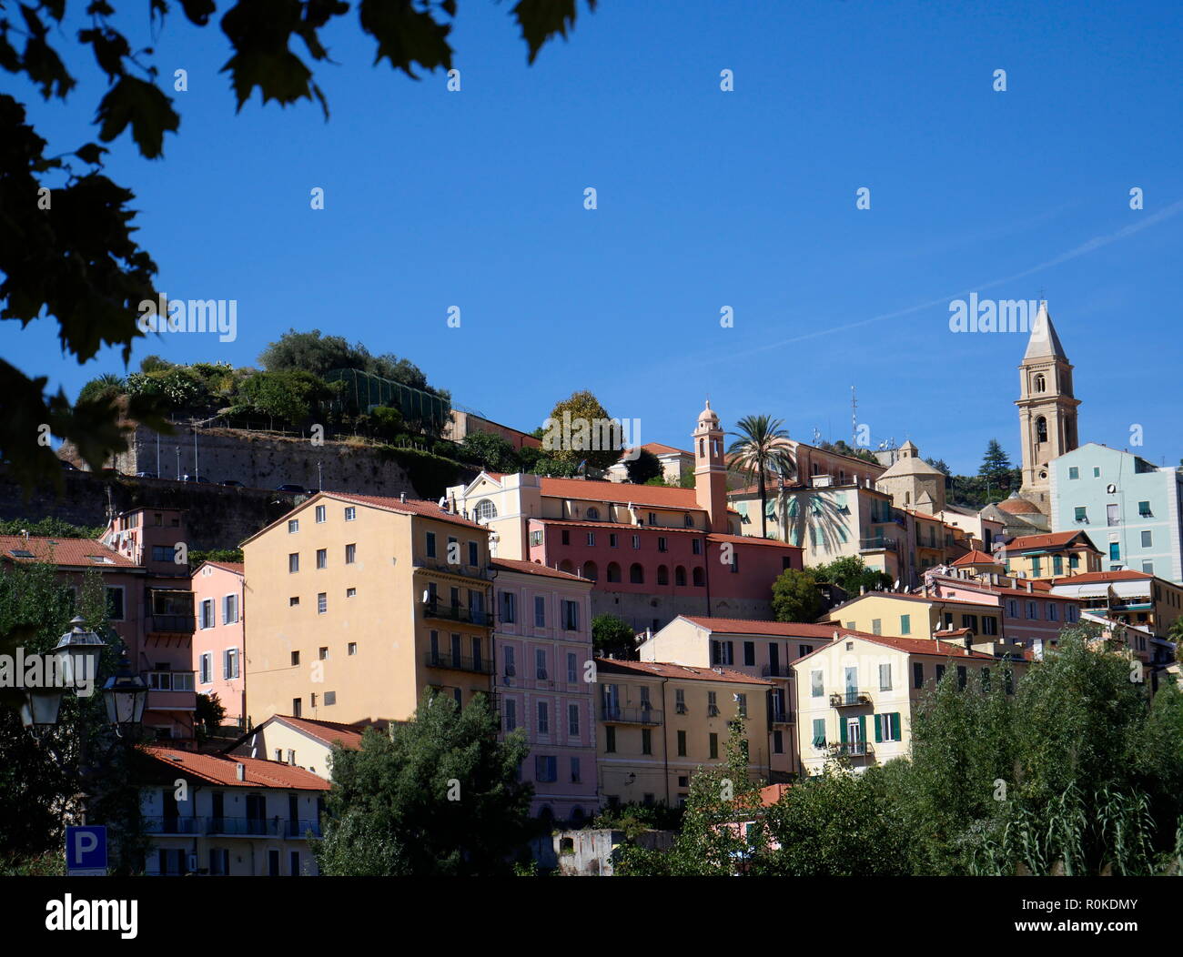 AJAXNETPHOTO. 2018. VENTIMIGLIA, Italien. - Altstadt - GEBÄUDE IN DER ALTSTADT VON ALTA VENTIMIGLIA an der Küste des Mittelmeers. Foto: Jonathan Eastland/AJAX REF: GX8 180310 789 Stockfoto