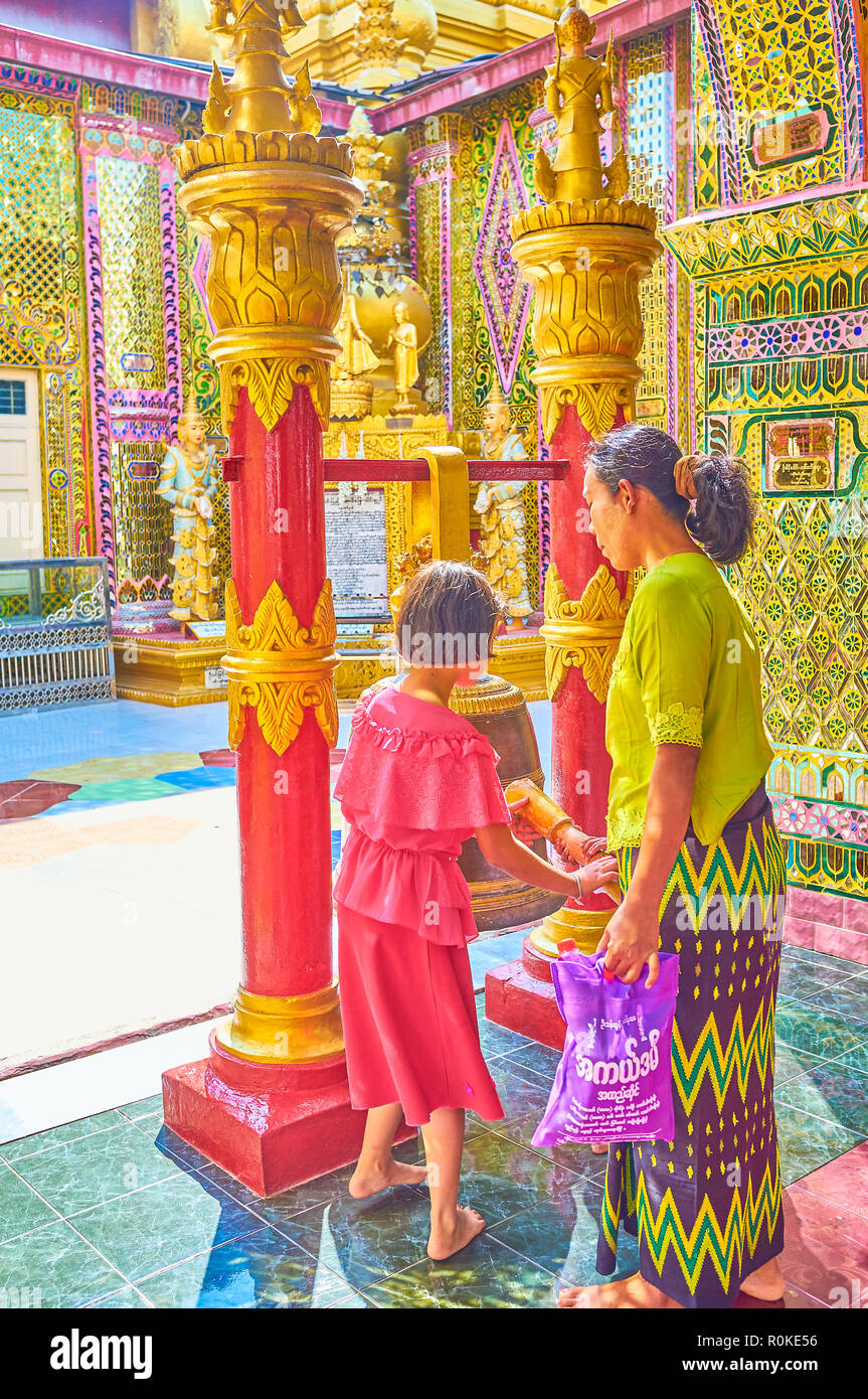 MANDALAY, MYANMAR - Februar 23, 2018: Buddhistische Anhänger während des Rituals von dem Klingeln in Su Taung Pyae Pagode, am 23. Februar in Mandalay. Stockfoto