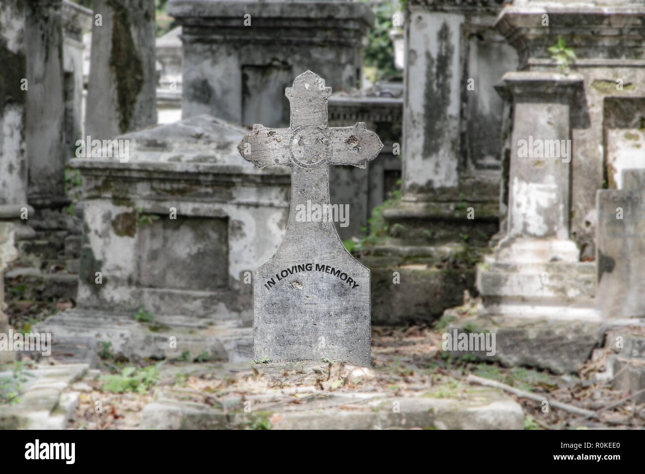 Geheimnis alten Friedhof mit einer Gruppe von Grabsteinen. Die alten Grabstein mit Kreuz, auf Hintergrund verschwommen Friedhof. Stockfoto