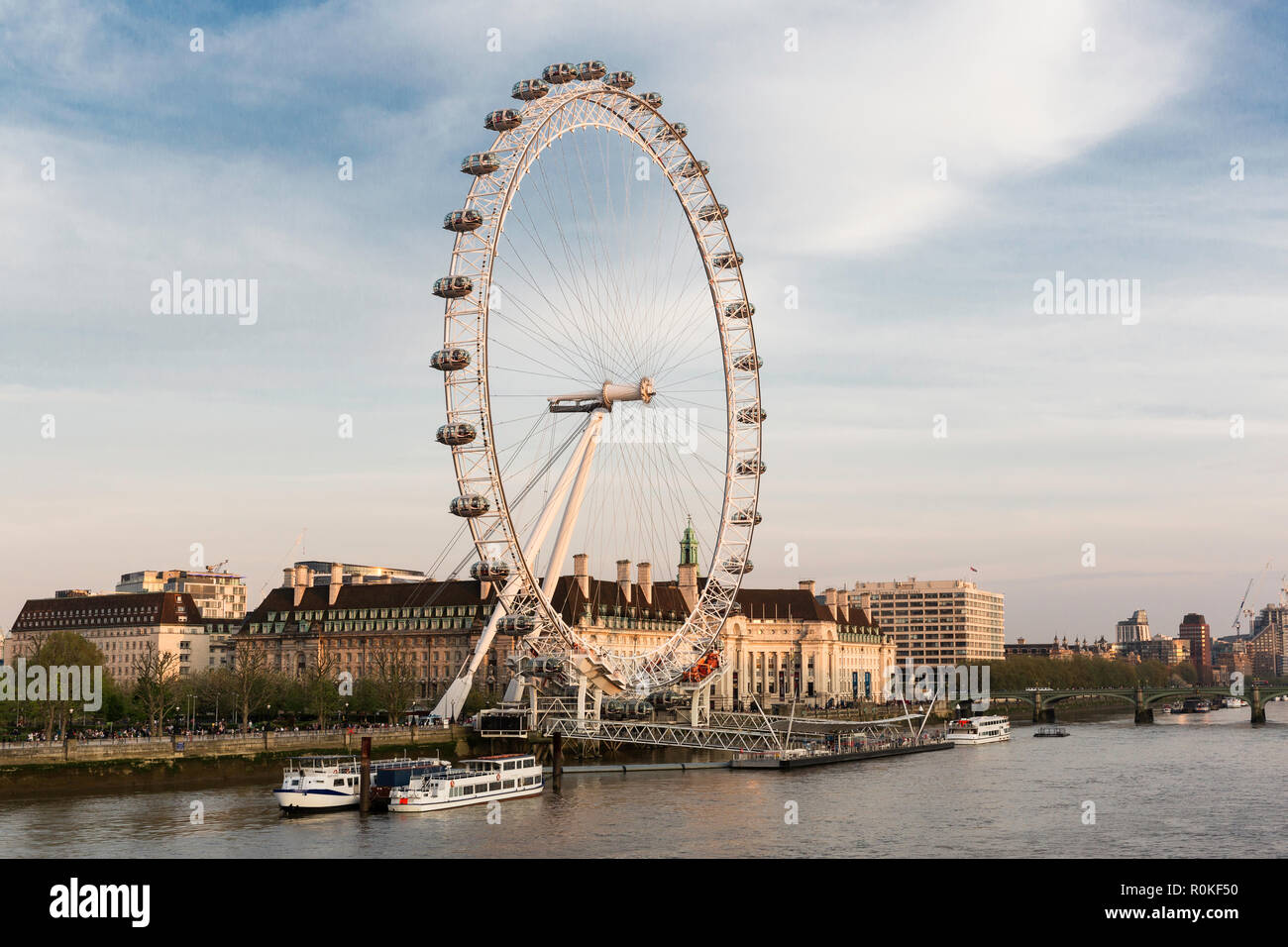 Das London Eye an der Themse, London, England Stockfoto
