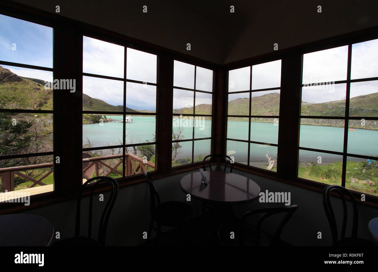 Blick aus einem Fenster Cafe am Lago Sarmiento, Torres del Paine Nationalpark, Chile Stockfoto