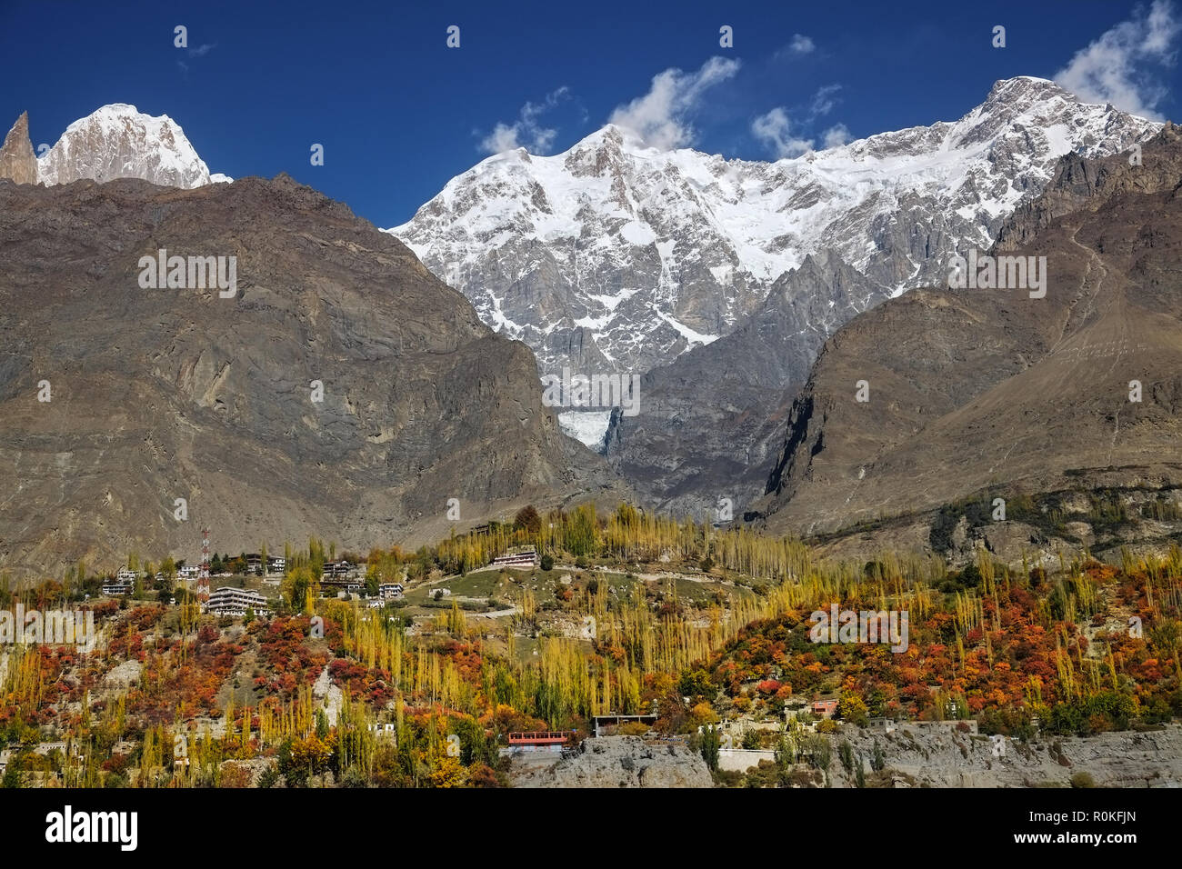 Bunte Karimabad im Herbst. Hunza Tal, Gilgit-Baltistan, Pakistan. Stockfoto