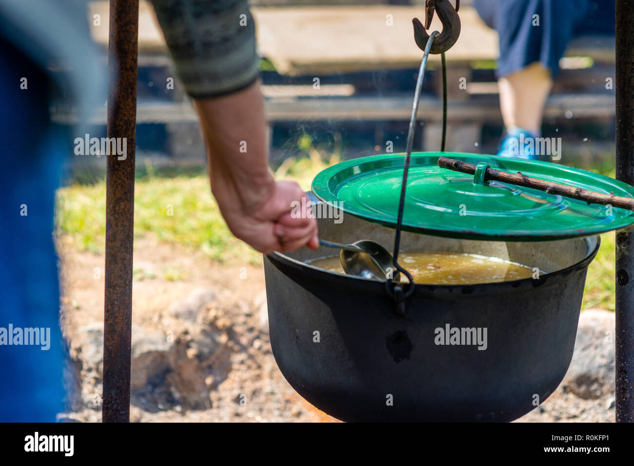 Kochen in einem Topf am Lagerfeuer. Sommer Camping Konzept. Stockfoto