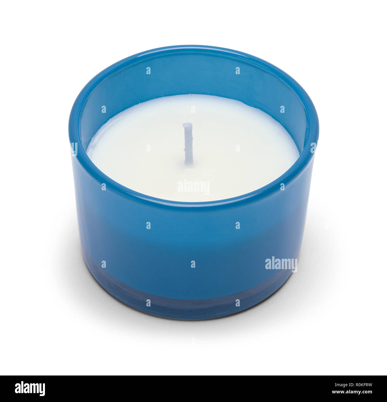 Kleine Un Lit blaue Kerze isoliert auf einem weißen Hintergrund. Stockfoto