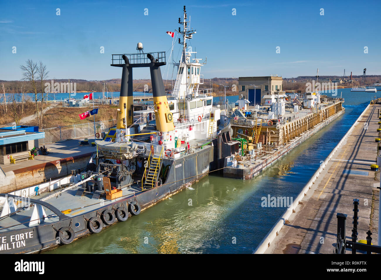 Welland, Ontario-27 April 2018: Schiffe, die durch Welland Canal, Kanada und USA Transportwege zwischen Lake Ontario und See E Connect Stockfoto
