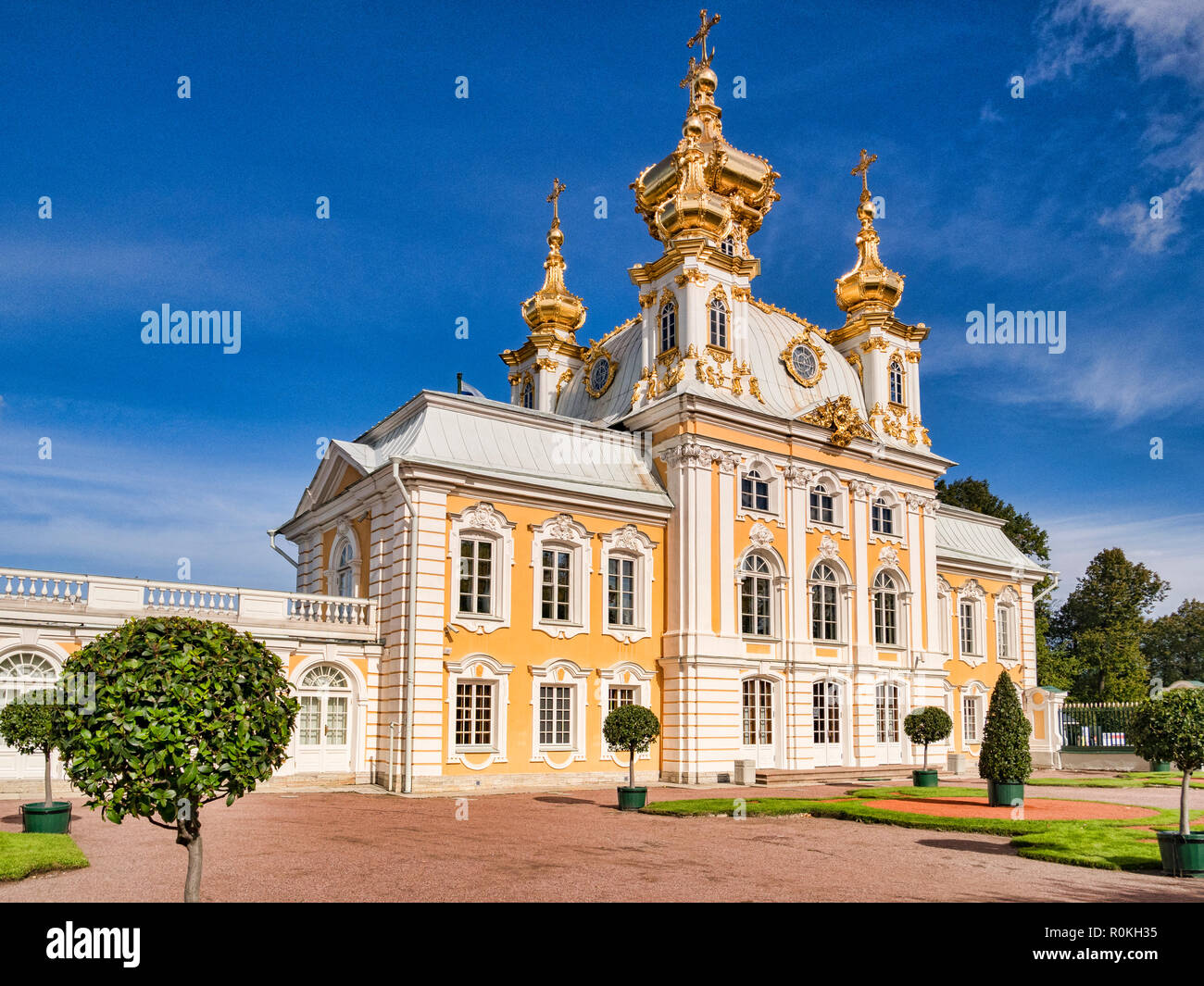 18. September 2018: In St. Petersburg, Russland - Kapelle, mit goldenen Kuppeln, von ein paar flankierende im Palast. Stockfoto