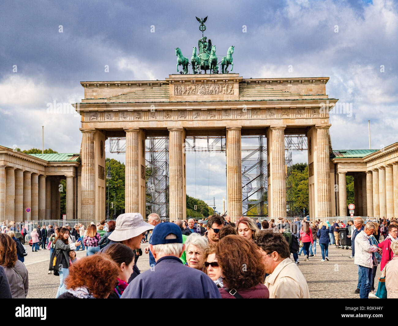 22. September 2018: Berlin, Deutschland - Das Brandenburger Tor, der am westlichen Ende von Unter den Linden steht, unter einem Moody herbst himmel, mit Touristen s Stockfoto