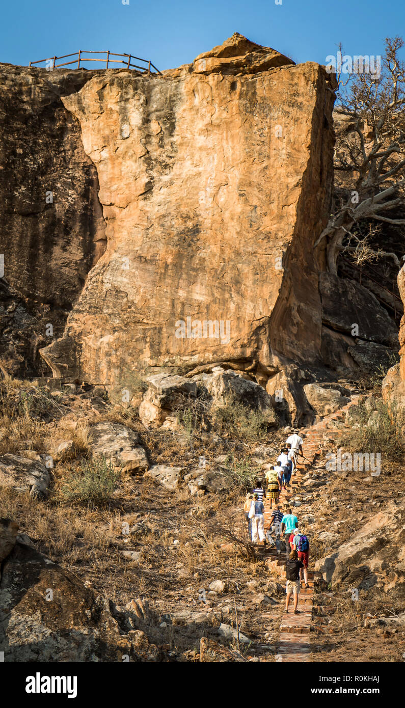 Guide und Touristen auf einem Heritage Walk in der Mapunguwe Nationalpark Stockfoto