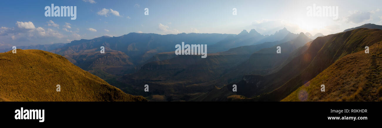 Panoramablick auf die Drakensberge Cathedral Peak Stockfoto