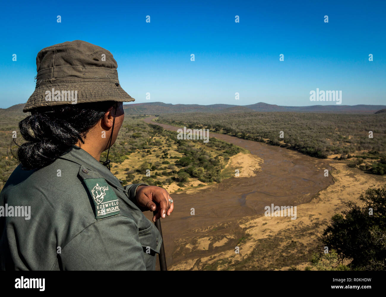 Profil von Ranger mit Blick auf den Hluhluwe Landschaft Stockfoto