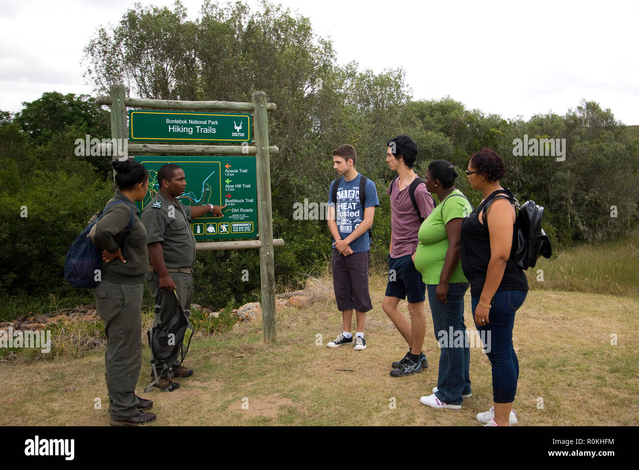 Wanderer und Förster am Schild für Bontebok National Park suchen Stockfoto