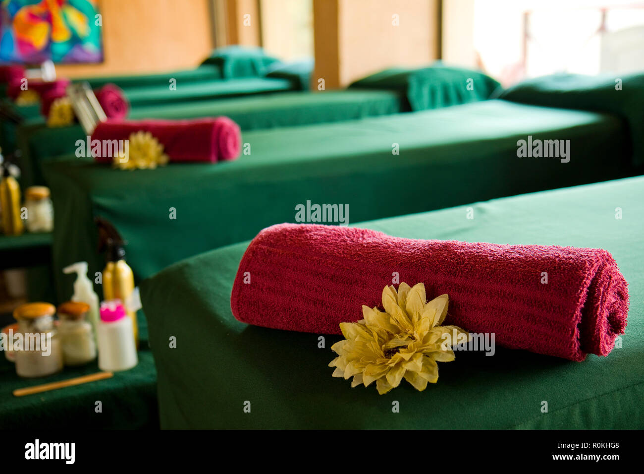 Massageliegen im glitzernden Wasser Spa Stockfoto