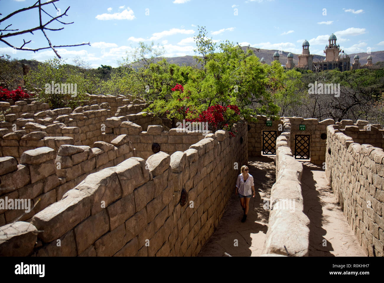 Frau wandern die Sonne Stadt Labyrinth Stockfoto