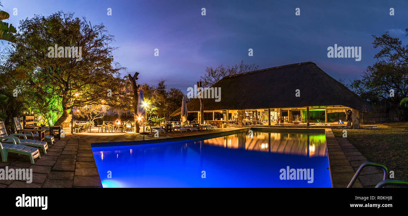 Panoramablick am Abend Blick auf den Poolbereich des Timbavati Safari Lodge Stockfoto
